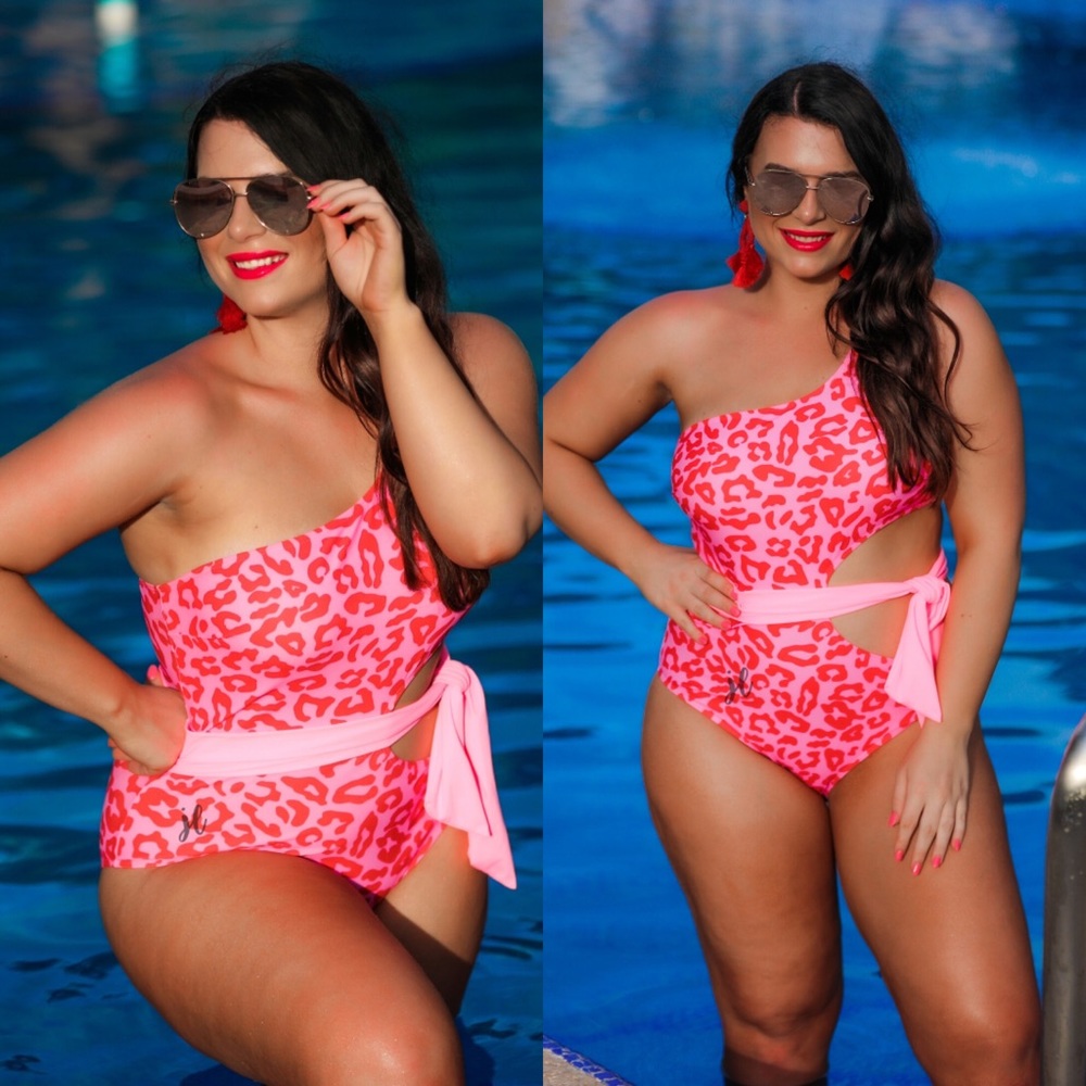 ✨ON SALE✨Beach Please Pink Leopard Print Plus Size Swimsuit - Picture 2 of 5